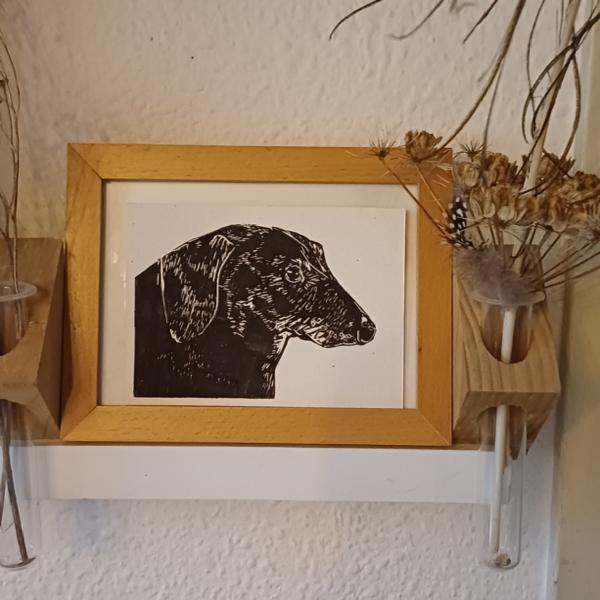 Linoprint ‘Dino de Teckel’ – handgedrukte A6 kunstkaart op offwhite of kraftpapier