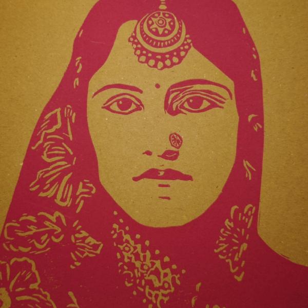 Linoprint ‘Indian Queen’ – handgedrukt A4 kunstwerk in fuchsiaroze op kraftpapier