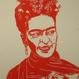 Linoportret van Frida Kahlo – handgedrukte A4 linoprint in fuchsia of oranje