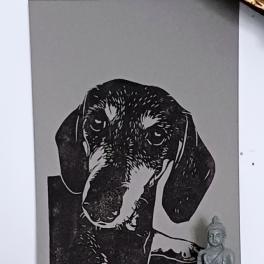Linoprint ‘Takkie de Teckel’ – gesigneerde A5 hondenkaart in zwart op grijs papier