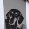 Thumbnail for Linoprint ‘Takkie de Teckel’ – gesigneerde A5 hondenkaart in zwart op grijs papier