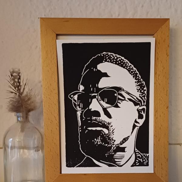 Linoprint ‘Malcolm X’ – handgedrukte A6 zwart-wit portretkaart op 250 grams papier